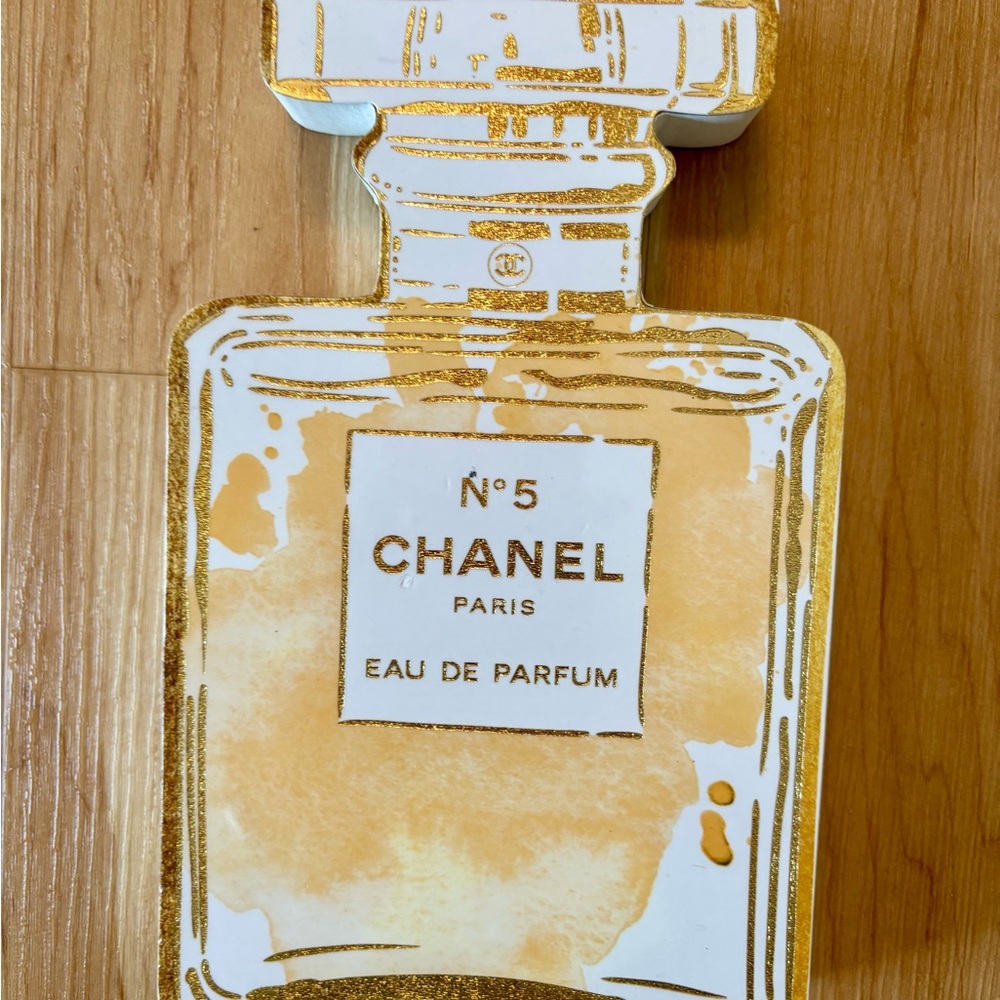 CHANEL No. 5 Eau de Parfum Gold and White Decor
